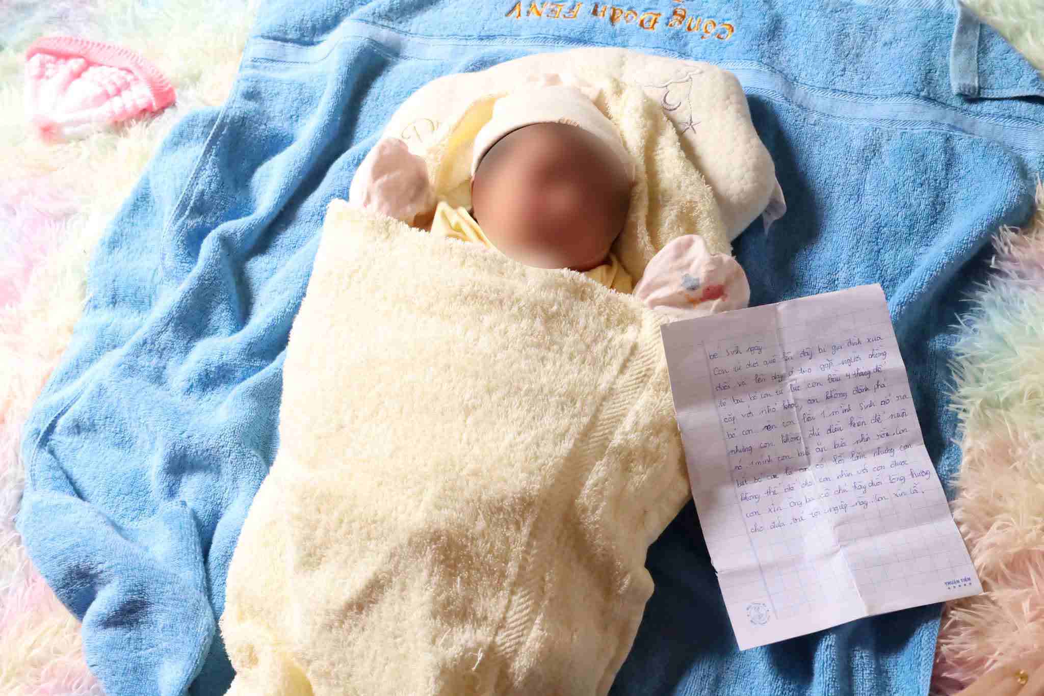 A newborn baby girl abandoned with a letter. Photo: Long Ha Commune People's Committee