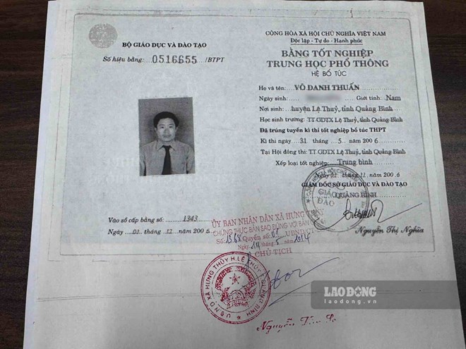High school diploma of Mr. Vo Danh Thuan, Mr. Thuan was certified to study high school when he did not have a secondary school diploma. Photo: Cong Sang