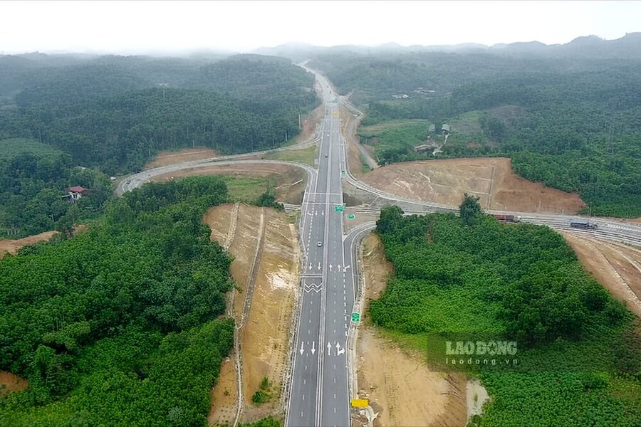 Tuyen Quang - Phu Tho expressway section passing through the old Thanh Ba district. Photo: To Cong