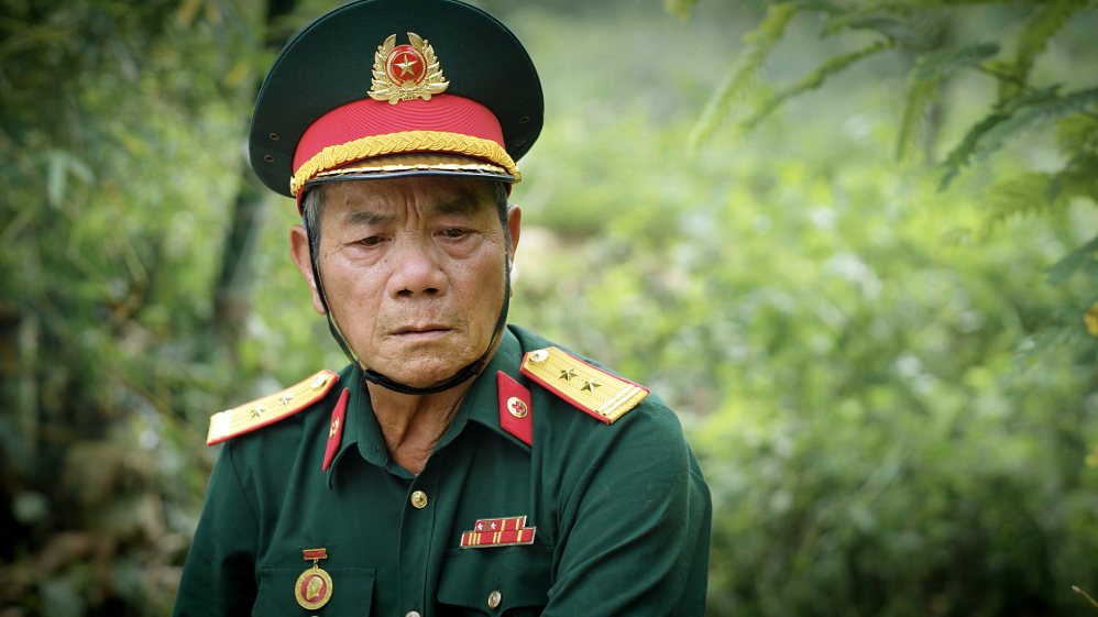 Artist Quoc Tri's image in the movie "No Time". He is an artist of the Army, currently has a pension of 18 million VND/month. Photo: VTV