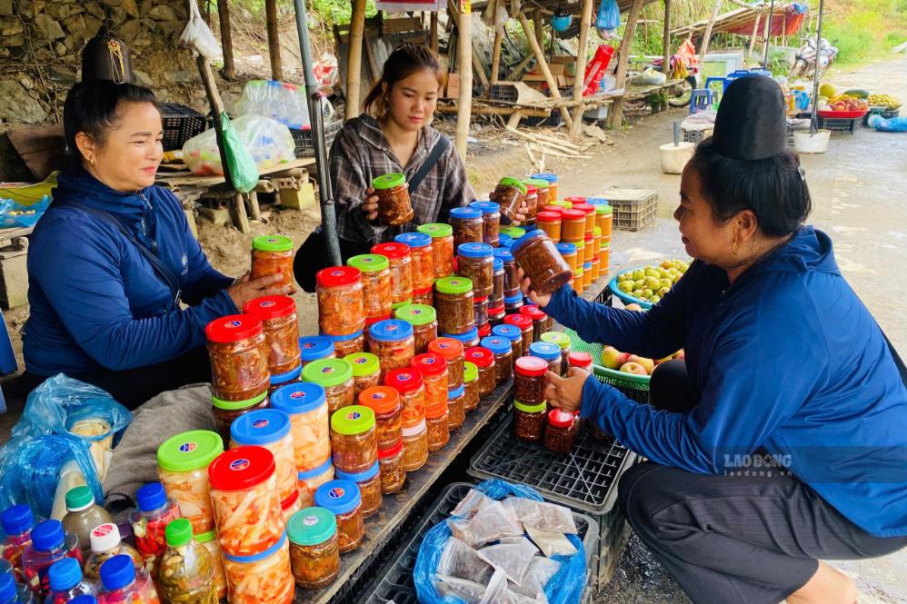 Sour fish and mam fish carry the unique flavor of people in the Son La lake area. Photo: Truong Son