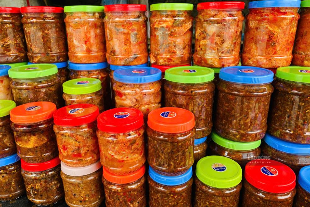 Cá chua, cá mẳm được bày bán dọc Quốc lộ 279, đoạn qua xã Mường Bú, tỉnh Sơn La. Ảnh: Trường Sơn