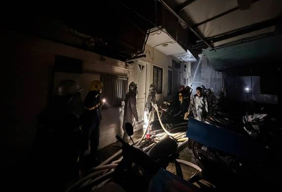 Police control the fire. Photo: Hanoi Police