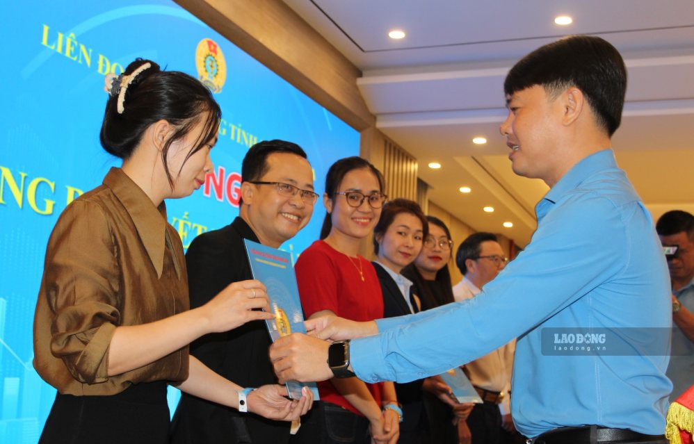 Mr. Bui Hoai Nam - Vice Chairman of the Provincial Vietnam Fatherland Front Committee, Chairman of the Khanh Hoa Provincial Labor Federation awarded the decision to establish grassroots trade unions to representatives of units. Photo: Phuong Linh (taken on September 15, 2026)