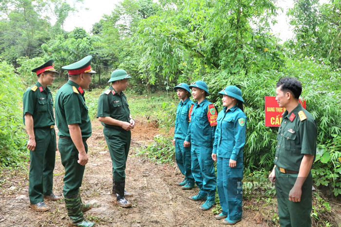 Đoàn công tác Quân khu 2 kiểm tra quy trình khai quật, cất bốc hài cốt liệt sĩ. Ảnh: Đinh Đại chụp chiều 15.9