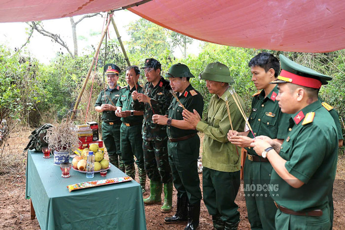 Gần nửa thế kỷ sau ngày hy sinh, những người lính năm xưa vẫn được đồng đội và thế hệ hôm nay tìm về giữa đồi Đá Vôi. Ảnh: Đinh Đại chụp chiều 15.9