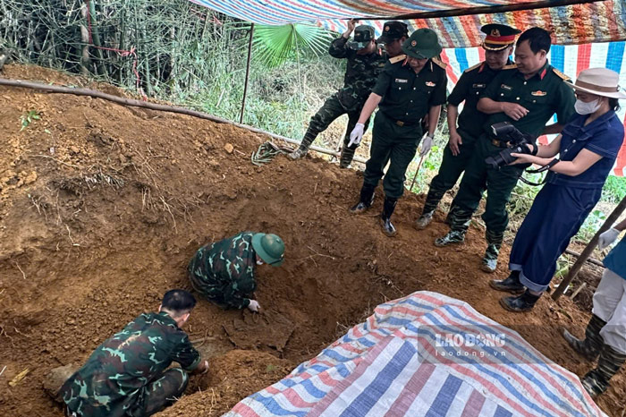 Không khí làm việc khẩn trương nhưng luôn đặt yêu cầu thận trọng lên hàng đầu. Ảnh: Đinh Đại