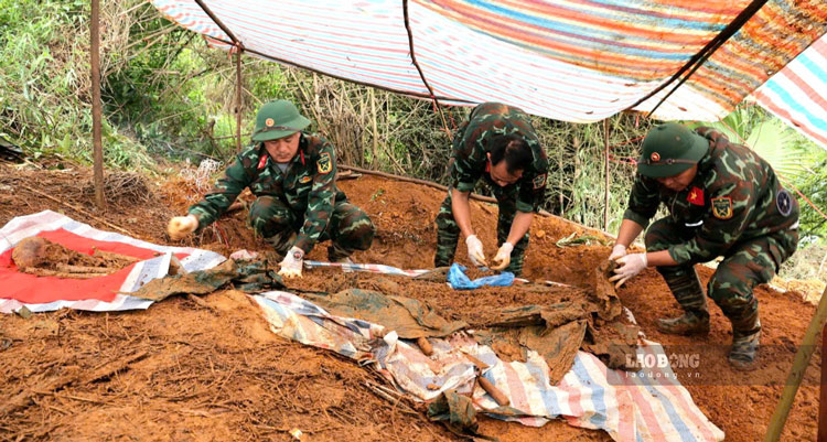 Hành trình tìm kiếm những người đã nằm lại đồi Đá Vôi vẫn đang được tiếp nối. Ảnh: Đinh Đại