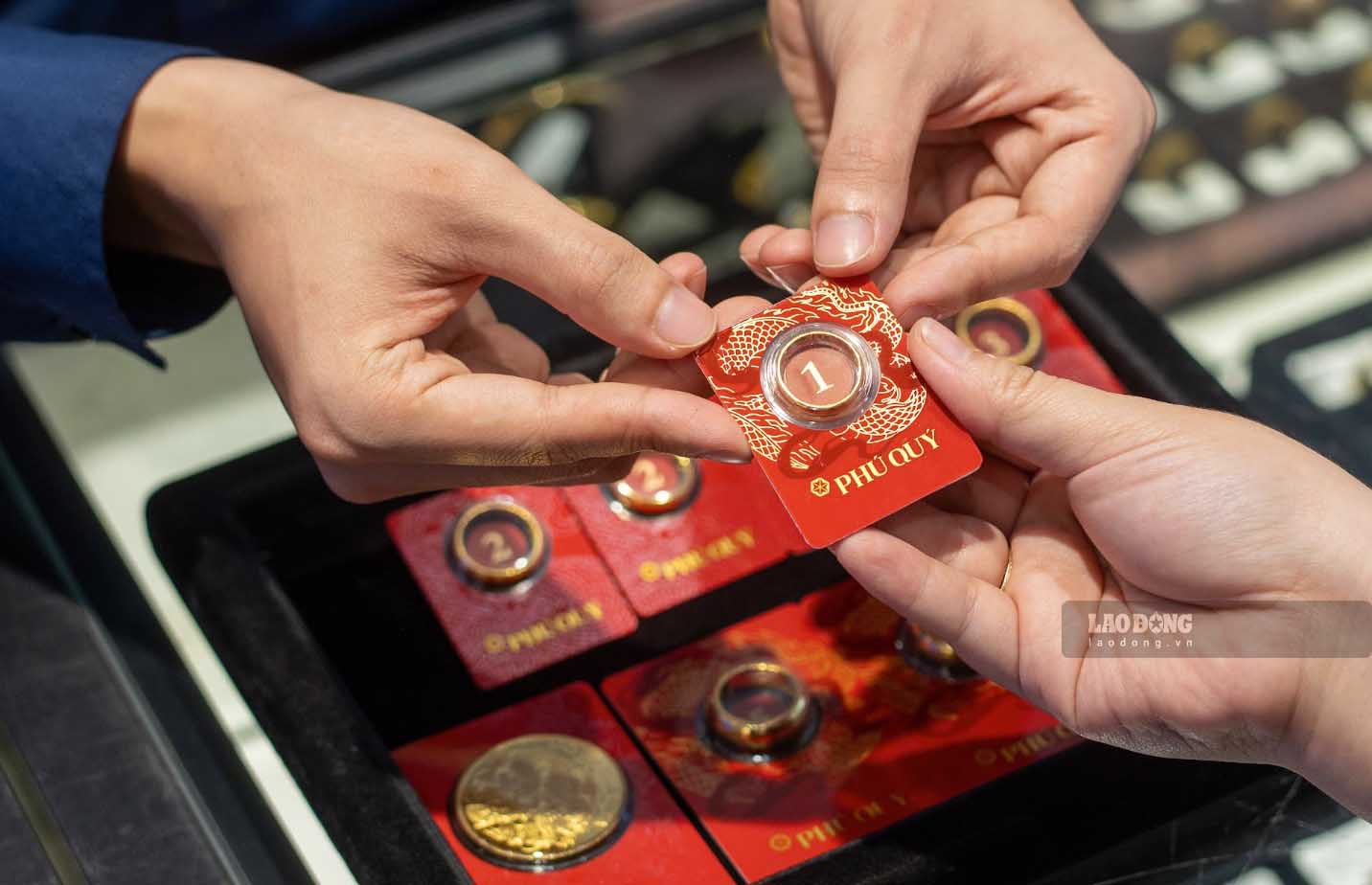 World gold prices continue to fall as the market waits for an interest rate decision from the US Federal Reserve (Fed). Photo: Phan Anh