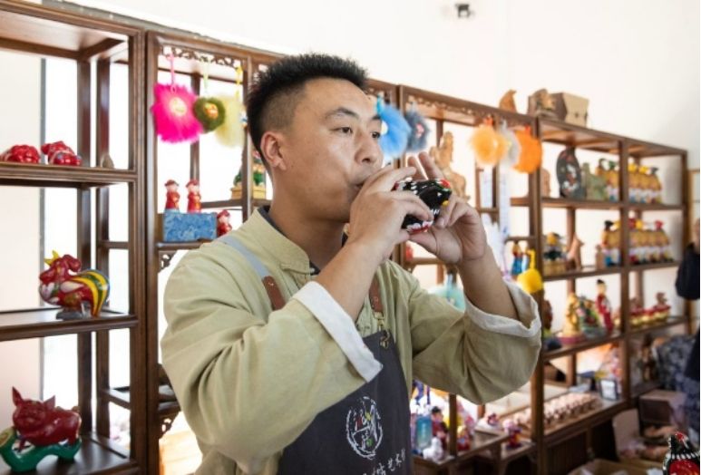 Artisans introduce clay horn products and typical Chinese folk toys at a craft village in Tuan district, Henan province. Photo: Xinhua broadcast on September 14th