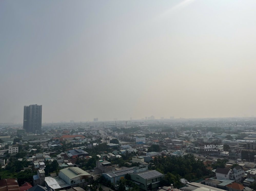 Ho Chi Minh City sky is cloudy, many high-rise buildings are obscured in the cloudy white air in the morning of September 16. Photo: Ha May