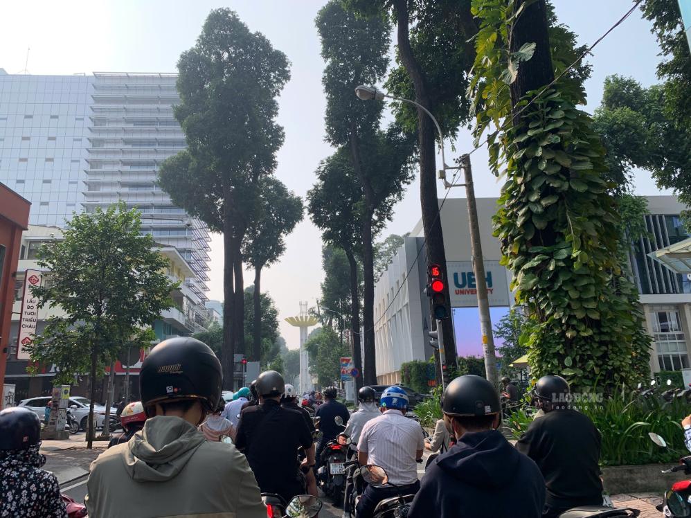 Sáng 16.9, người dân di chuyển trên đường trong điều kiện bầu trời mờ đục, tầm nhìn xa bị hạn chế. Ảnh: Hạ Mây