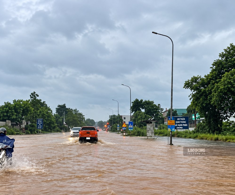 Heavy rain caused many roads in the central area of Thai Hoa ward, Nghe An province to be locally flooded on the morning of September 16. Photo: Duy Chuong