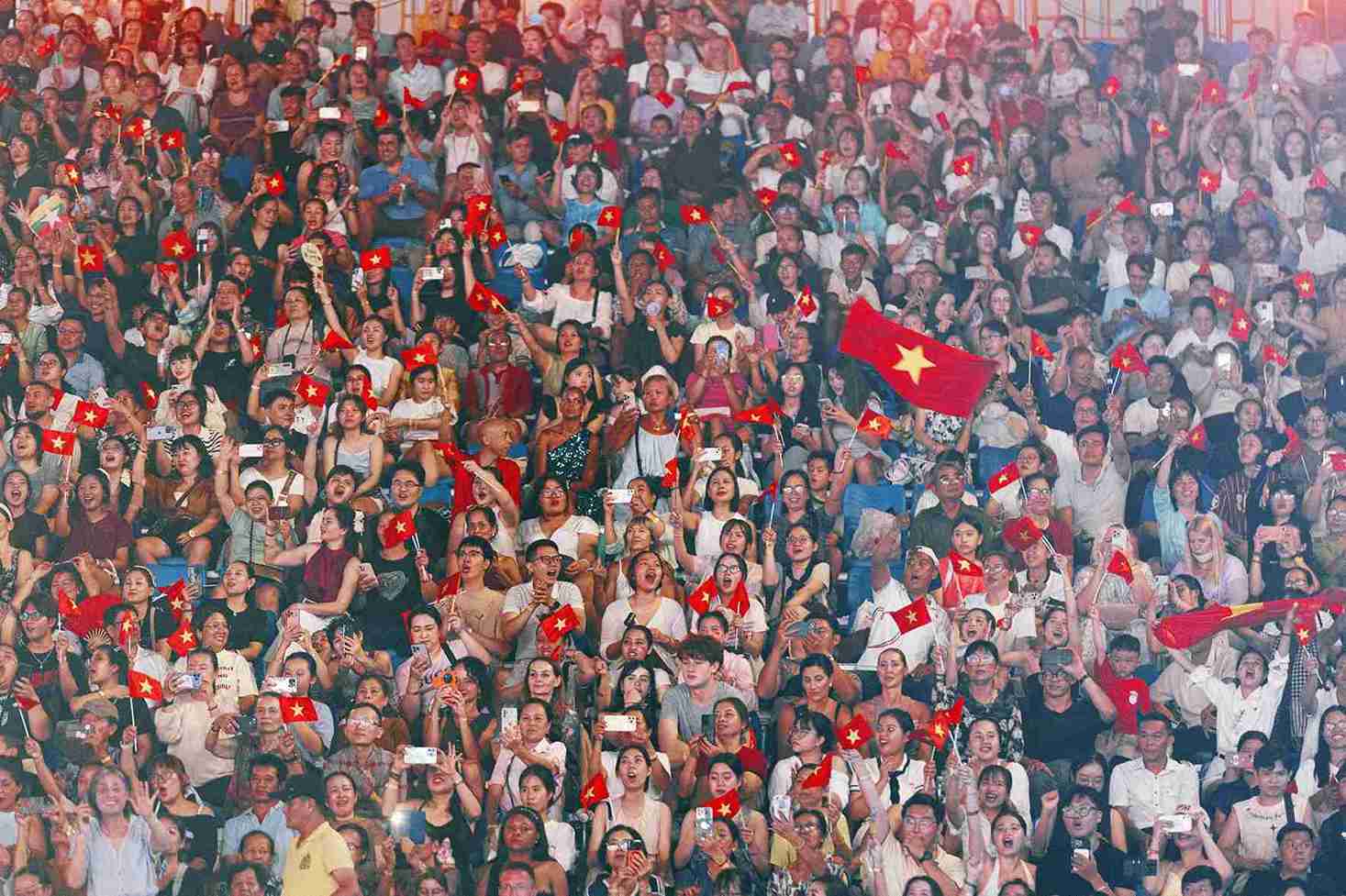 Người dân và du khách theo dõi sự kiện văn hóa ở Nha Trang trong tháng 9.2026. Ảnh: Sen Vàng