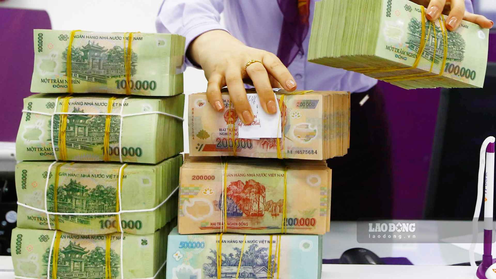 6-month term savings interest rate is 9.2%/year when customers deposit money for the first time and enjoy incentives. Photo: Hai Nguyen