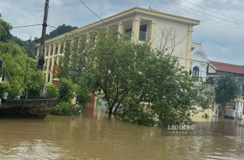 9月16日、ニンビン省ザーヴィエン小学校の分校2が深く浸水しました。写真:グエン・チュオン