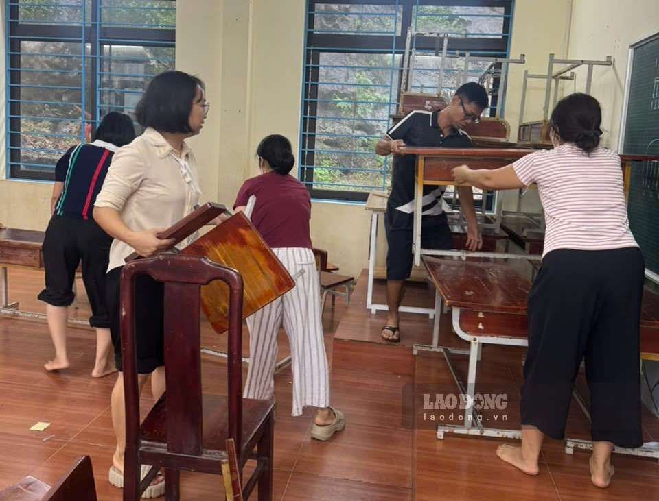 Cán bộ, giáo viên Trường Tiểu học Gia Viễn di chuyển bàn, ghế và đồ dùng học tập lên khu vực tầng 2 của nhà trường (ảnh chụp sáng ngày 16.9). Ảnh: Nguyễn Trường