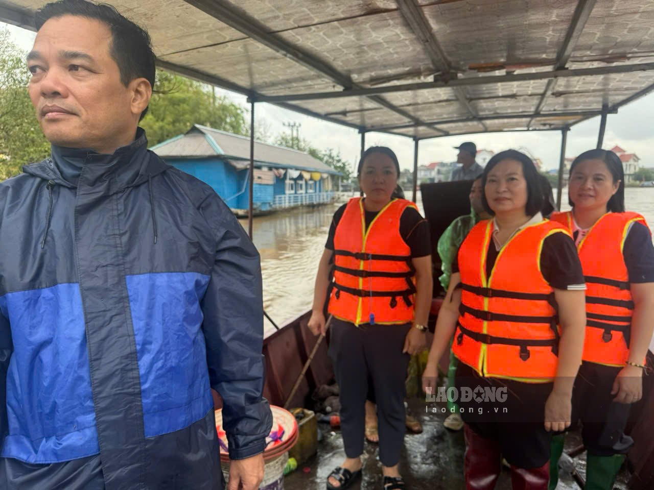 Cán bộ, giáo viên Trường Tiểu học Gia Viễn đi đò đến trường để di chuyển bàn, ghế và đồ dùng học tập lên khu vực tầng 2 (ảnh chụp sáng ngày 16.9) . Ảnh: Nguyễn Trường