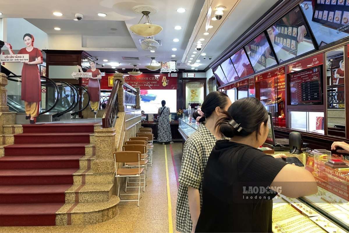 El precio de los anillos de oro liso en algunas marcas subió ligeramente. Foto: Thanh Binh (tomada en julio de 2026).