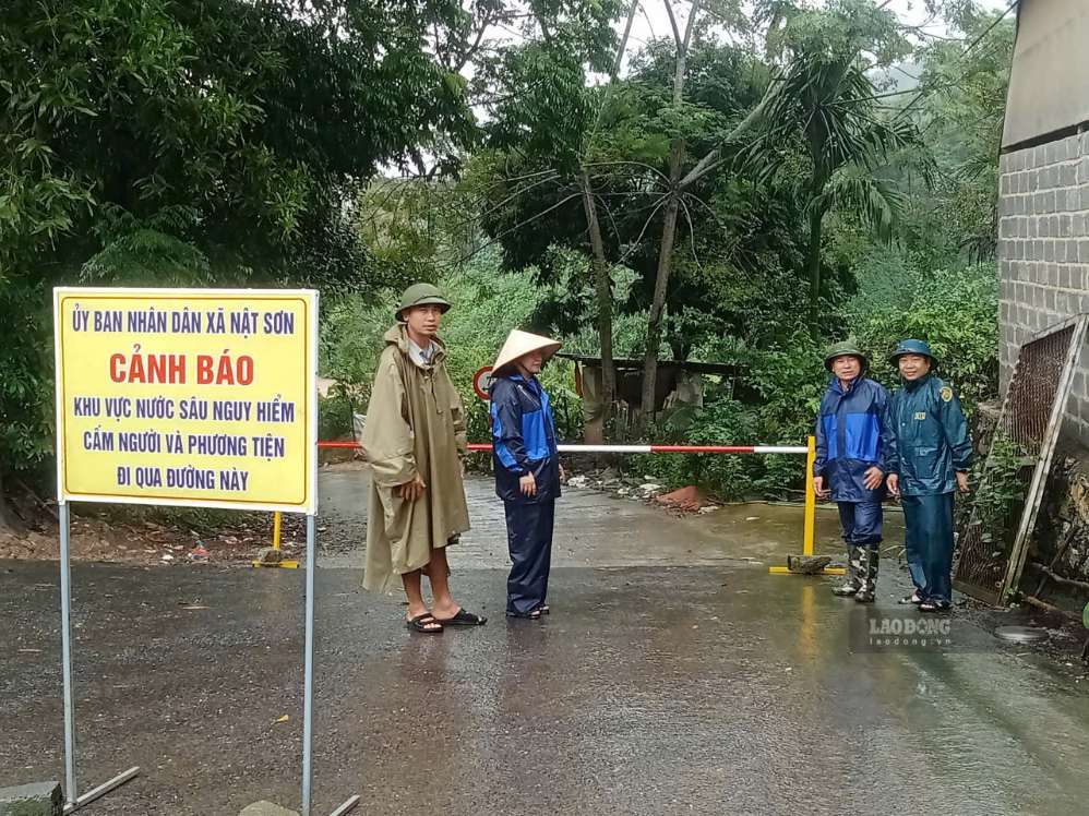 Functional agencies inspect the impact of rain and floods. Photo: Hai Yen taken on September 16