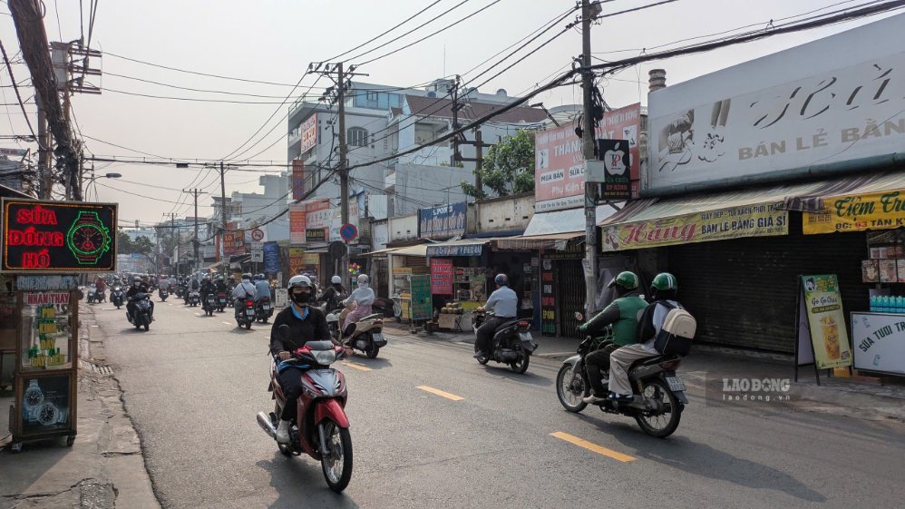 Đường Tân Kỳ Tân Quý thông thoáng, dòng xe máy di chuyển thuận lợi nhờ phương án cấm ô tô một chiều (đoạn từ Cộng Hòa đến Lê Trọng Tấn) trong sáng 16.9.