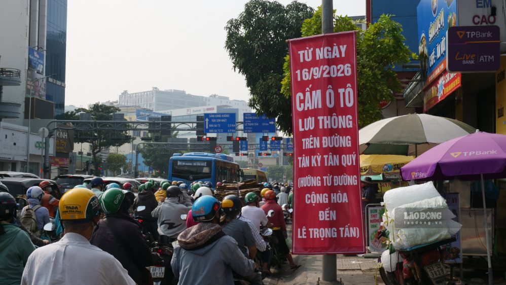 Hàng dài ôtô, xe máy nối tiếp nhau qua khu vực được rào chắn để phục vụ thi công Metro số 2. Ảnh: Anh Tú