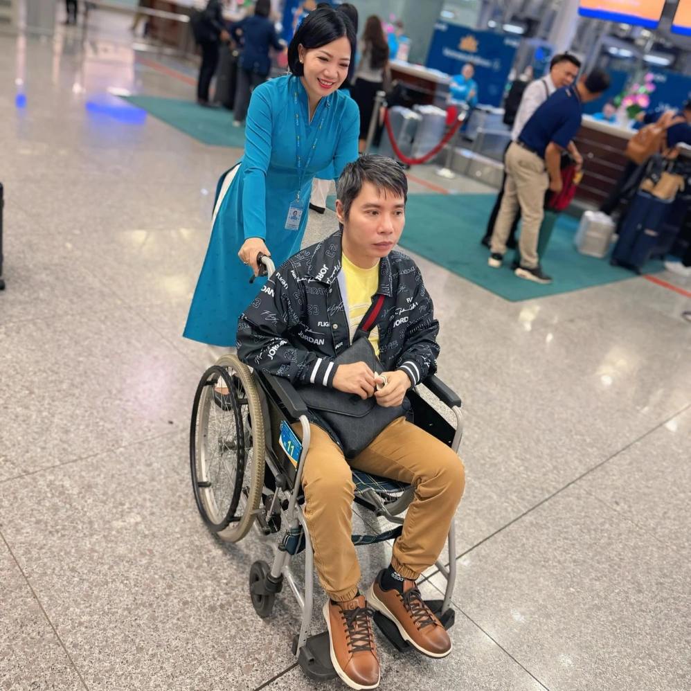 NSND Công Lý nhận được nhiều hỗ trợ từ các nhân viên sân bay khi sang Nhật điều trị (Ảnh: Nhân vật cung cấp).