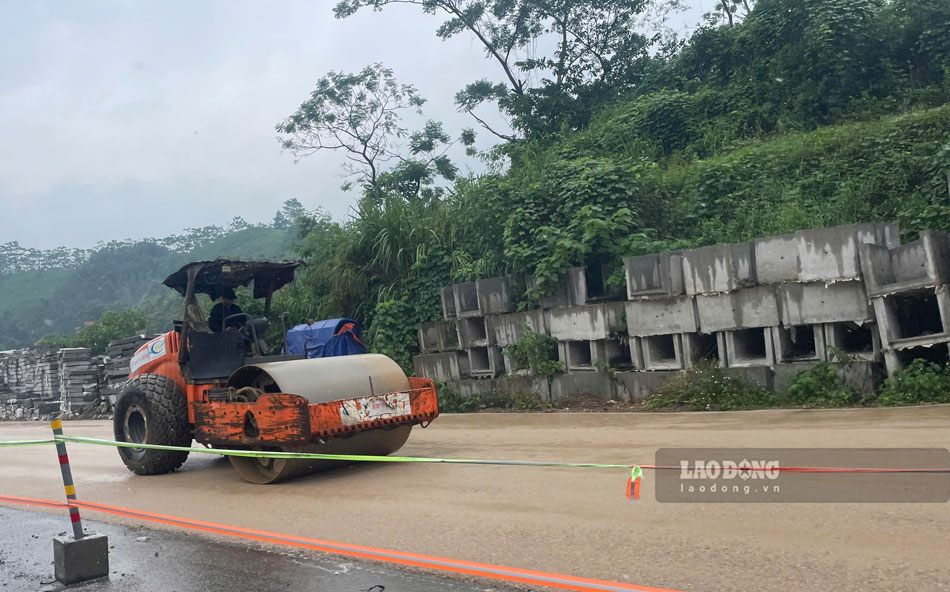 Giữa màn mưa, công trường cao tốc vẫn không ngơi tiếng máy