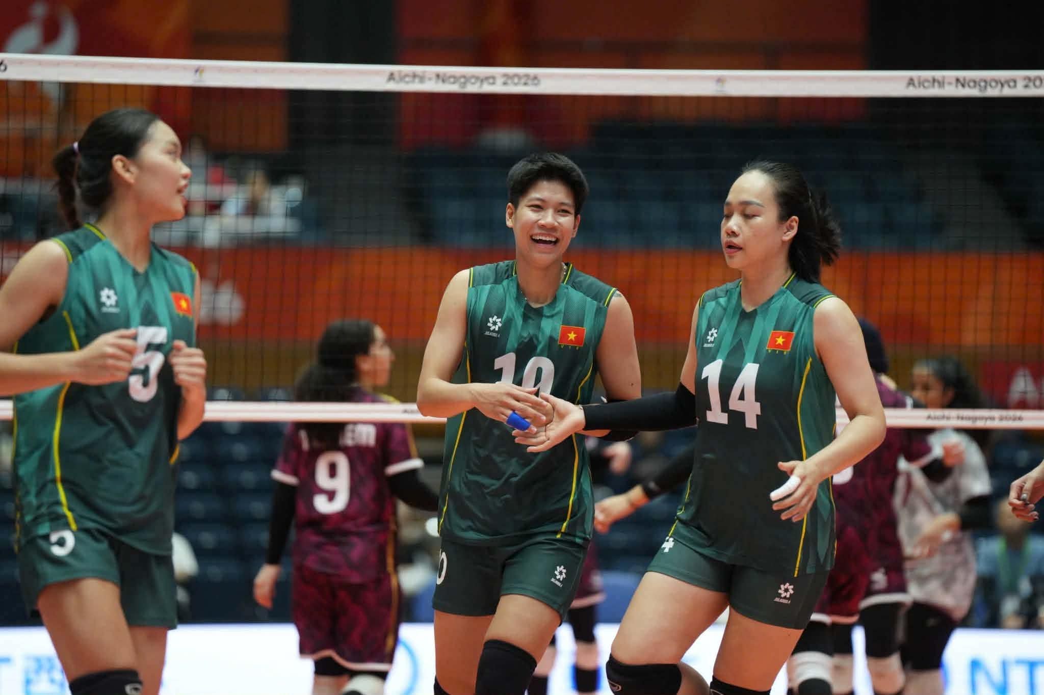 Tuyển bóng chuyền nữ Việt Nam giành 3 điểm trước Qatar tại ASIAD 20. Ảnh: VFV