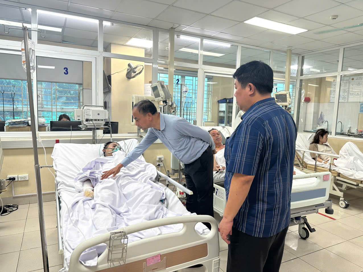 Leaders of Tay Ho ward visited the hospital to visit the families of the victims of the fire. Photo: Tay Ho ward electronic information page