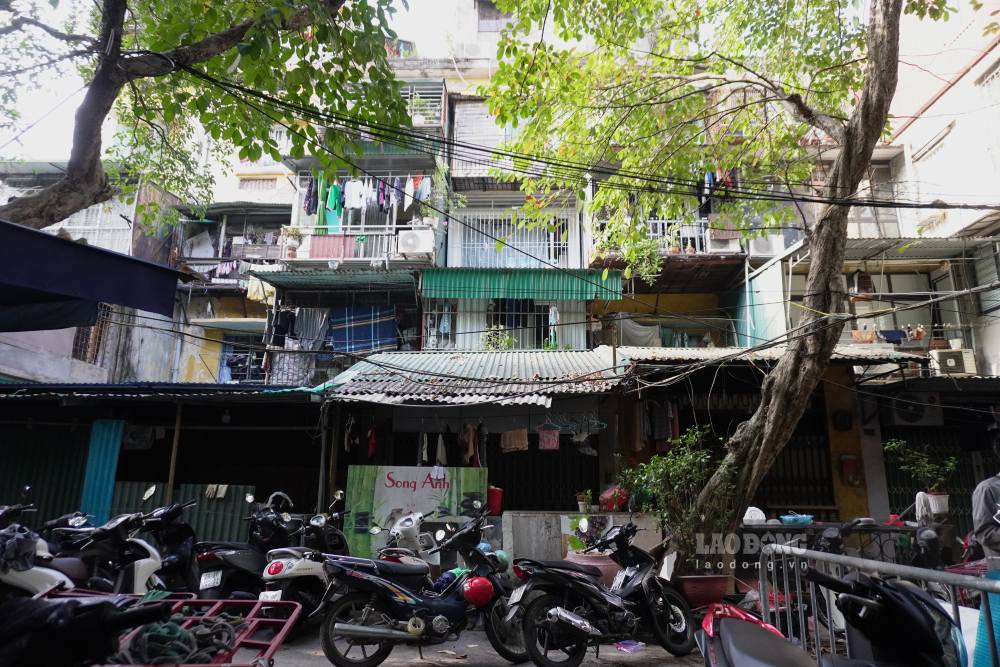 The 1st floor yard of the apartment complex is used by residents as a parking lot. Photo: Nhu Ha