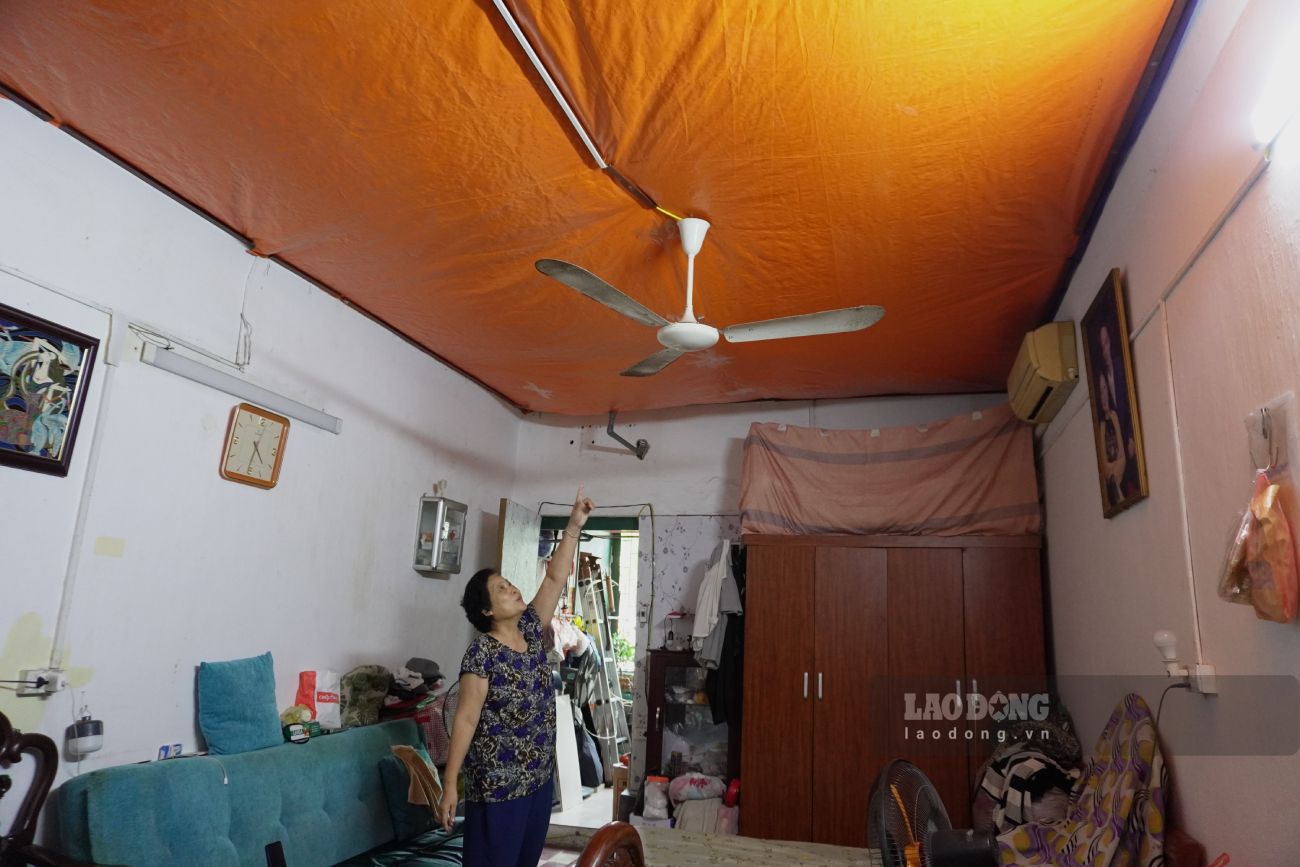 Căn hộ tại tầng 4 của bà Nguyễn Thị Toàn phải căng bạt kín trần do tình trạng thấm đột. Ảnh: Như Hạ