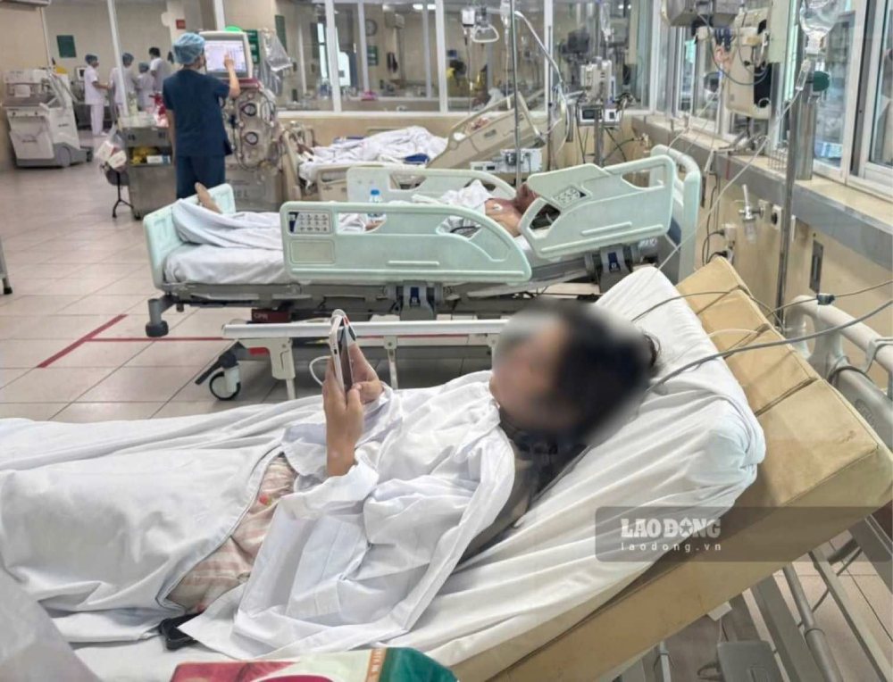 Fire victims in alley 2B Van Cao, Hanoi are being treated at Military Hospital 354. Photo: Hanh Thom