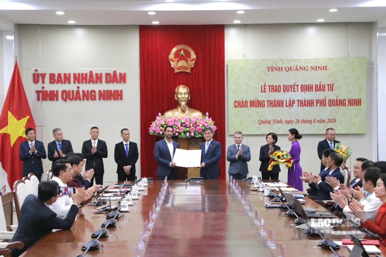 Leaders of Quang Ninh City People's Committee award investment decisions to businesses on the occasion of welcoming Quang Ninh province to become a centrally-run city. Photo: Nguyen Hung