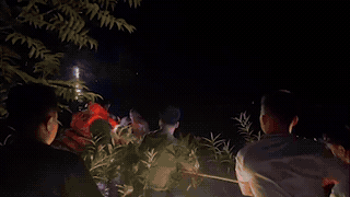 Taking people across 3 overflowing bridges with strong currents to the emergency room on the night of September 15. Photo: Tam Thai Commune Police