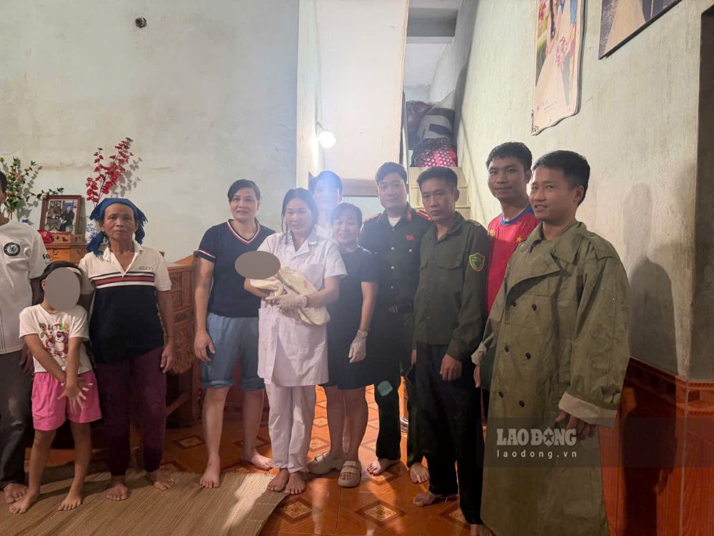 Lực lượng chức năng kịp thời hỗ trợ sản phụ sinh con tại nhà. Ảnh: Minh Hoàng (chụp ngày 16.9.2026)