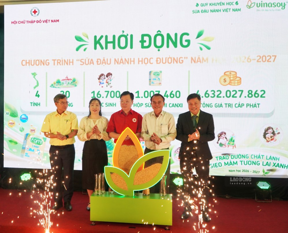 Launching the "School Soy Milk" Program for the 2026 - 2027 school year in Quang Ngai. Photo: Vien Nguyen