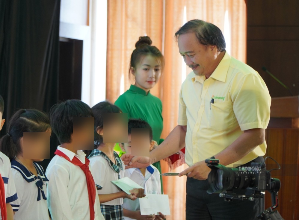 Trao học bổng cho các em học sinh. Ảnh: Viên Nguyễn