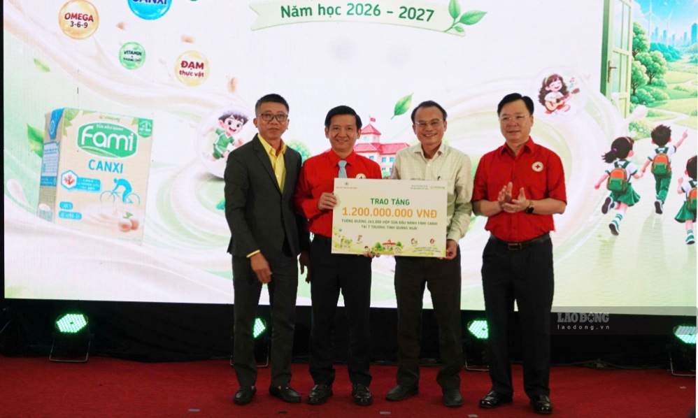 Quỹ Khuyến học Sữa đậu nành Việt Nam và Công ty Cổ phần Đường Quảng Ngãi phối hợp với Trung ương Hội Chữ thập đỏ Việt Nam trao tặng 1,2 tỉ đồng cho 7 trường học trên địa bàn tỉnh Quảng Ngãi. Ảnh: Viên Nguyễn