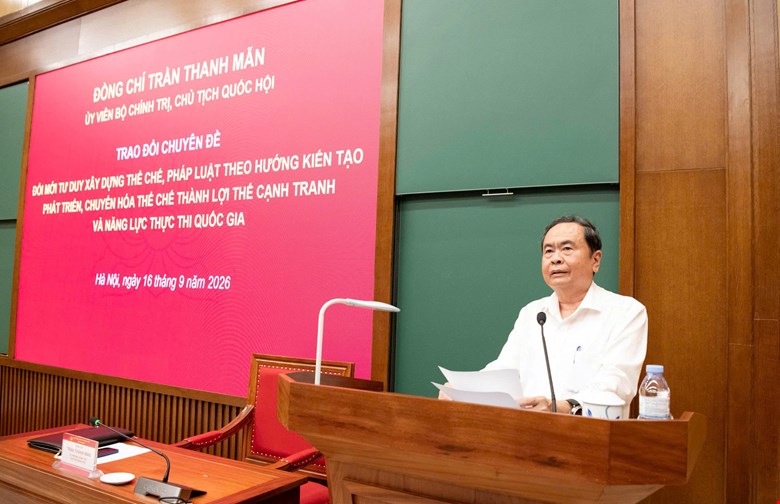 Politburo Member, National Assembly Chairman Tran Thanh Man requested trainees to direct the review of all institutional bottlenecks in the fields and areas in charge. Photo: Quochoi. vn