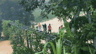 Overcoming floods to the village to support pregnant women giving birth. Photo: Thanh Ky Commune People's Committee