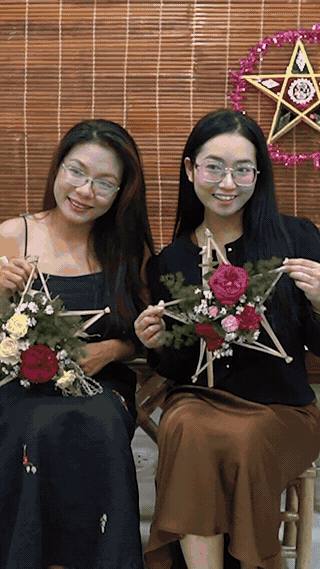 Độc lạ lồng đèn trung thu kết từ hoa tươi tại TPHCM.
