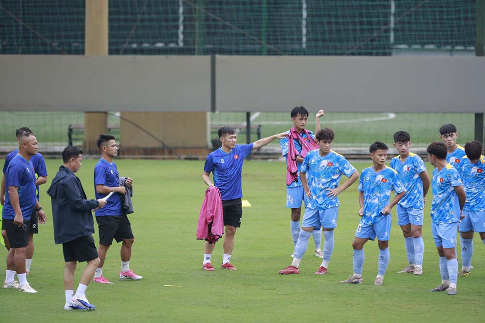 Ban huấn luyện U16 Việt Nam theo dõi, đánh giá các cầu thủ trong buổi tập. Ảnh: VFF