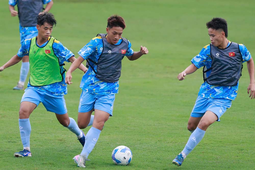 La sub-16 de Vietnam entrena activamente en el Centro de Entrenamiento de Fútbol Juvenil de Vietnam. Foto: VFF