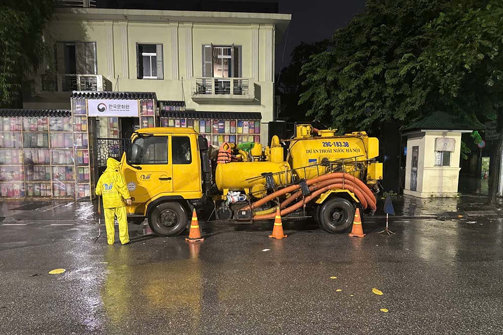 Xí nghiệp Thi công Cơ giới bố trí lực lượng ứng trực tại khu vực ngã 5 Bà Triệu. Ảnh: Công ty Thoát nước Hà Nội