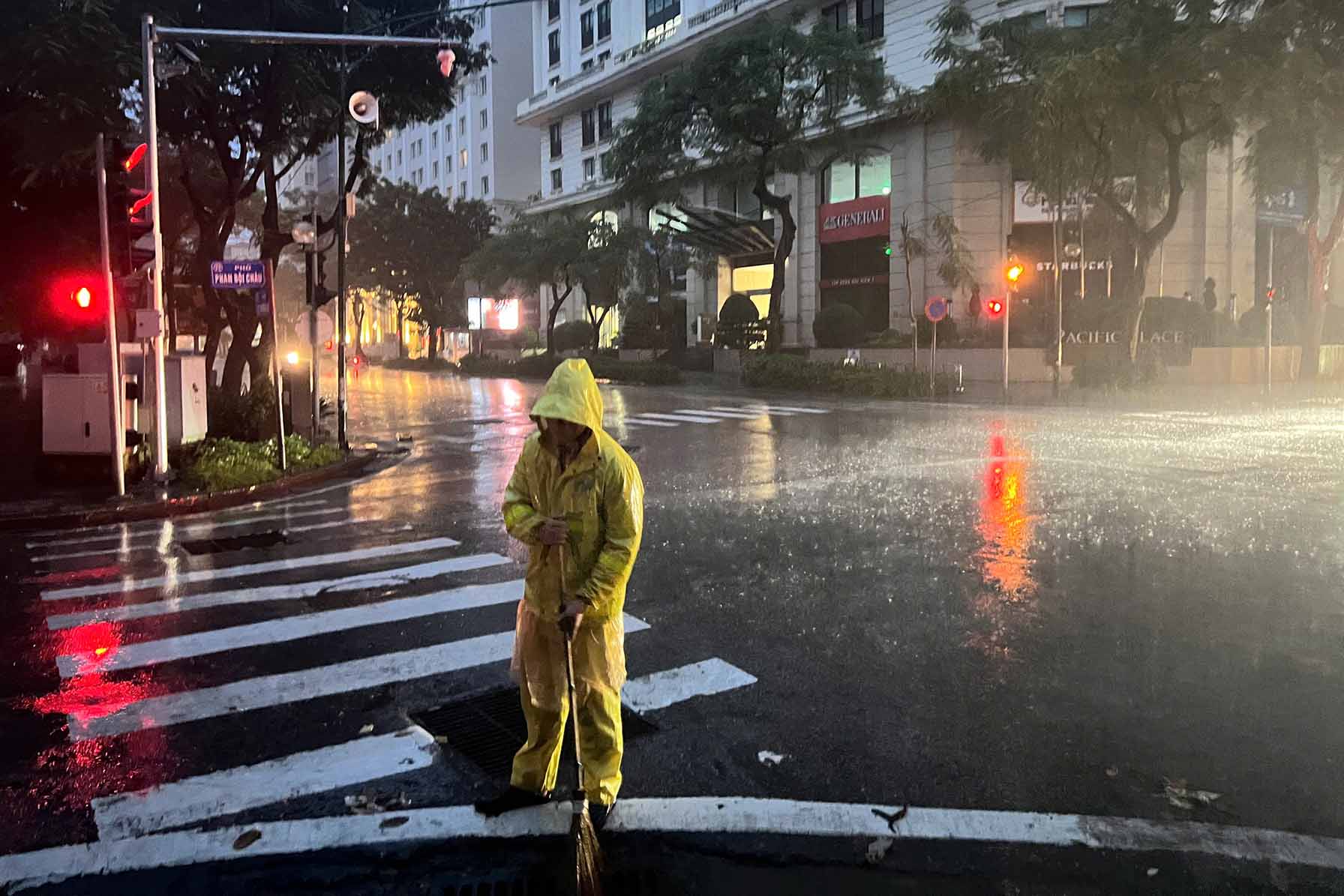 Hanoi maintains on-duty forces at points at risk of flooding. Photo: Hanoi Drainage One Member Limited Liability Company provided