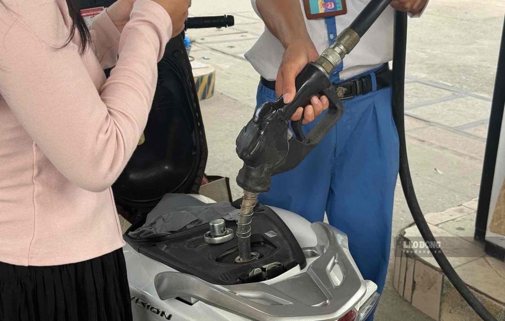 Retail gasoline and oil prices today, September 16th, are applied according to the price adjustment on September 10th. Photo: Song Anh