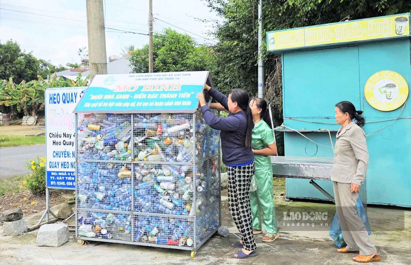 Hội viên phụ nữ xã Cát Tiên đóng góp rác tái chế cho ngôi nhà xanh để gây quỹ yêu thương. Ảnh chụp ngày 12.9 Ảnh: Thanh Sa 