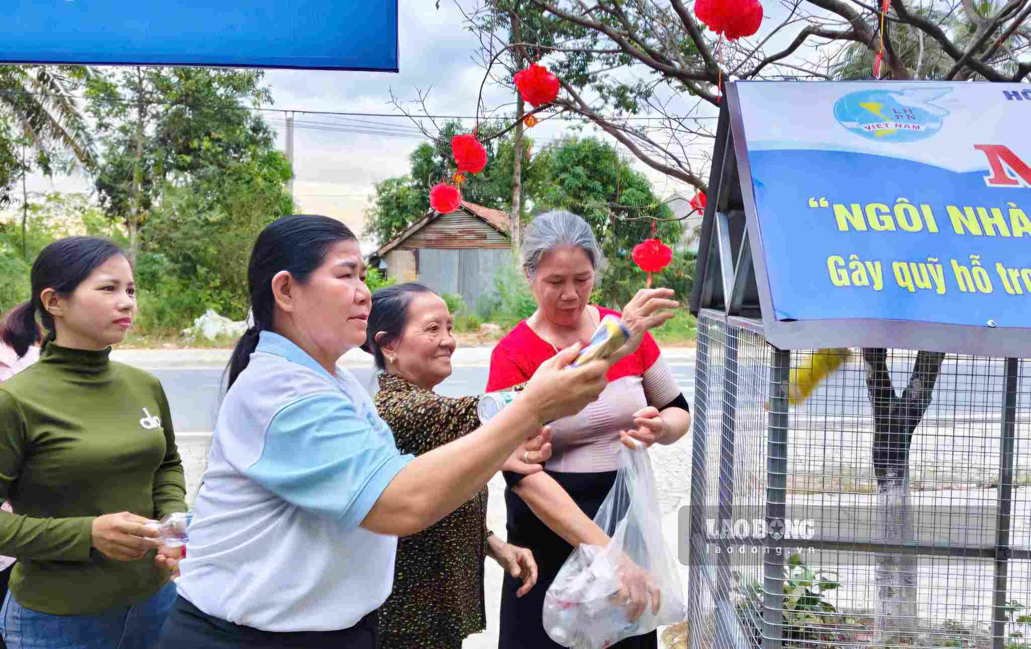 Women's union members of Cat Tien commune contribute recycled waste to the green house to raise charity funds. Photo taken on September 15. Photo: Phuc Khanh