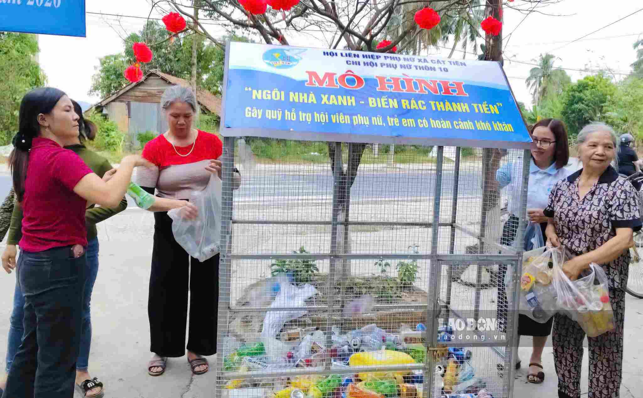 Mô hình biến rác tái chế thành nguồn quỹ yêu thương giúp đỡ các hoàn cảnh khó khăn thu hút sự tham gia của đông đảo người dân Cát Tiên. Ảnh chụp ngày 15.9. Ảnh: Phúc Khánh 